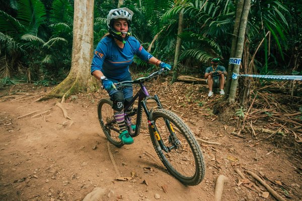 Quels exercices de renforcement des quadriceps sont les plus efficaces pour les athlètes pratiquant le hockey sur gazon?