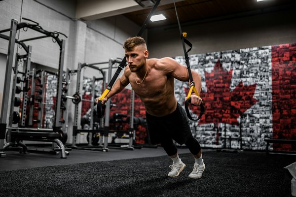 Quels exercices de musculation sont les plus efficaces pour renforcer le bas du dos chez les pratiquants de planche à voile?